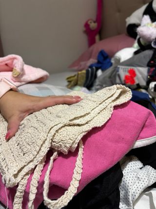 Bolso de paja redondo y cartera marrón