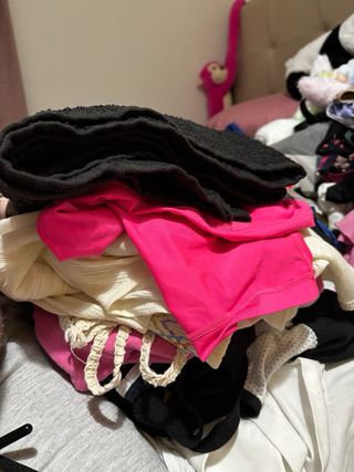 Bolso de paja redondo y cartera marrón