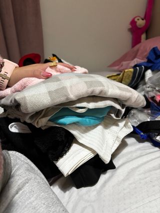 Bolso de paja redondo y cartera marrón