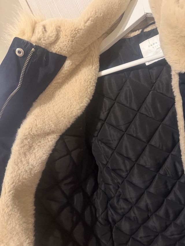 Parka Zara con capucha y pelo