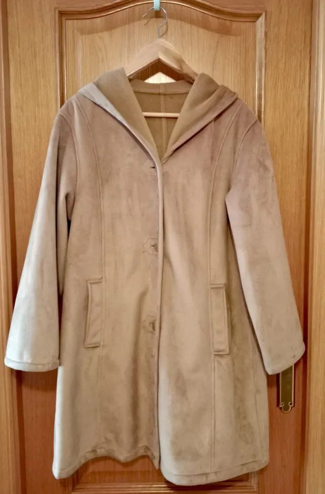 Abrigo mujer beige con capucha, de ante.