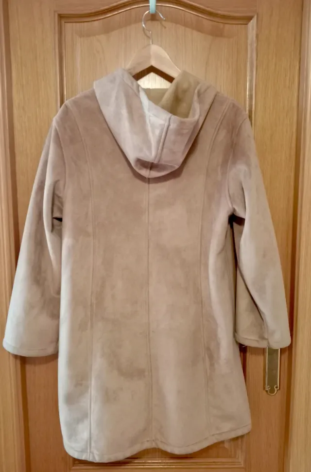 Abrigo mujer beige con capucha, de ante.
