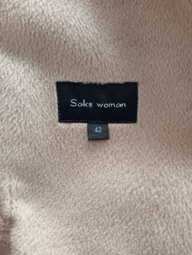 Abrigo mujer beige con capucha, de ante.