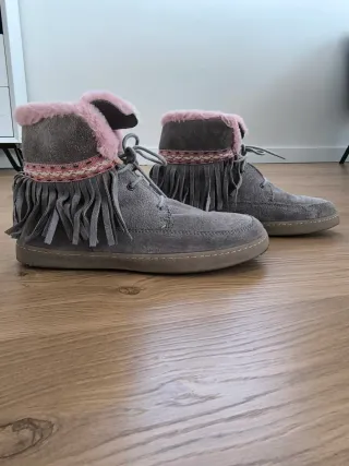 Botas niña grises con detalles rosas