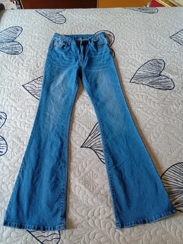 Pantalón tejano elástico acampanado