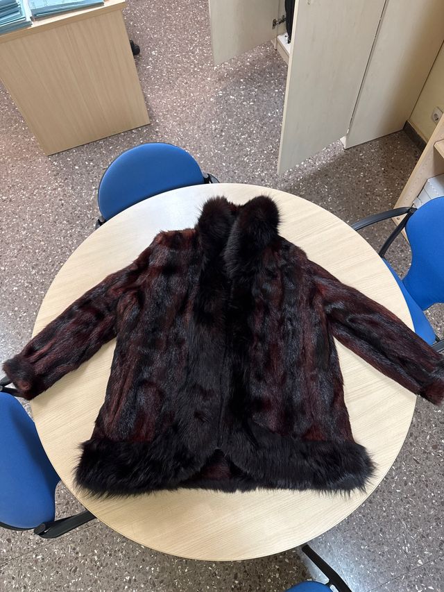 Abrigo de piel marrón y negro