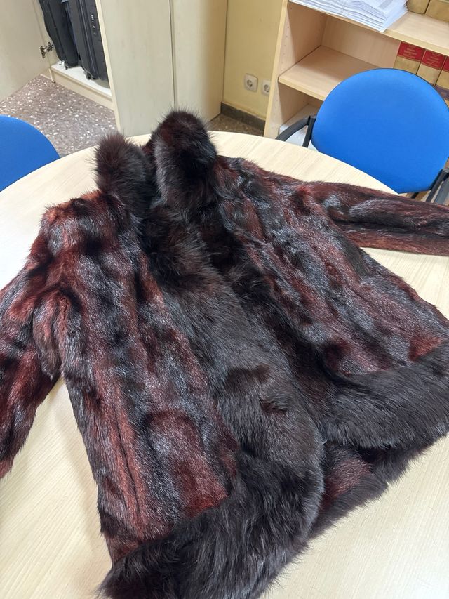 Abrigo de piel marrón y negro