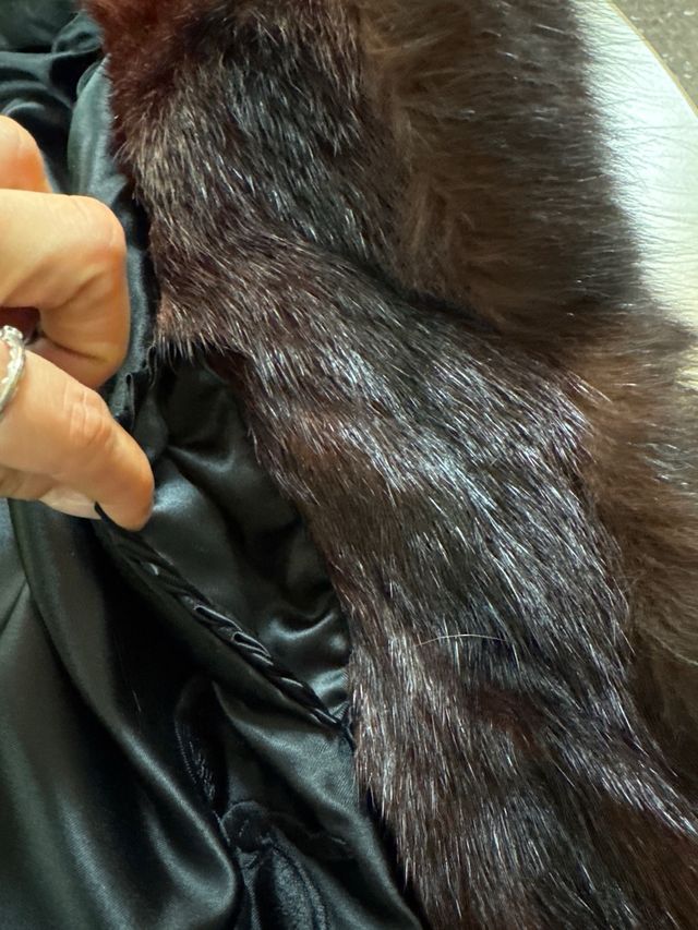 Abrigo de piel marrón y negro