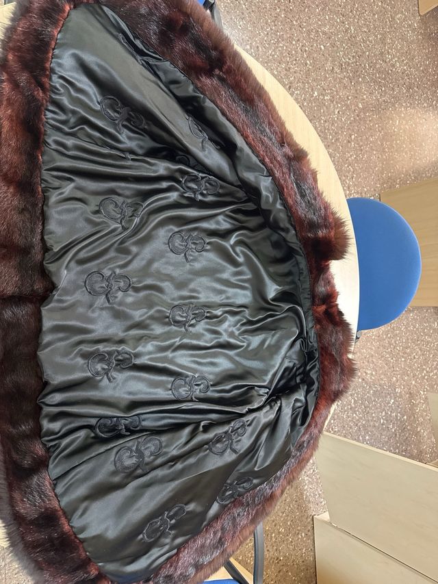 Abrigo de piel marrón y negro