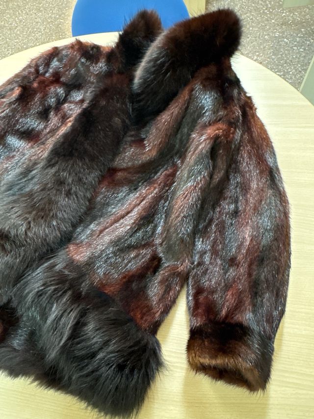 Abrigo de piel marrón y negro