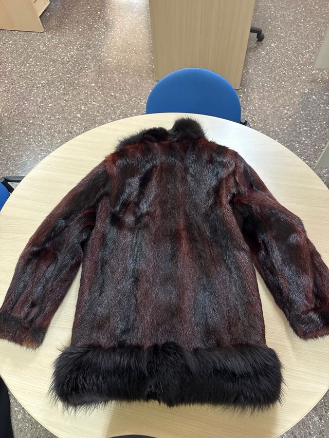 Abrigo de piel marrón y negro