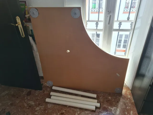 Mesa esquinera Ikea blanca y madera