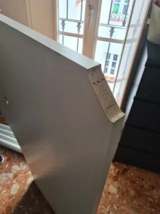 Mesa esquinera Ikea blanca y madera