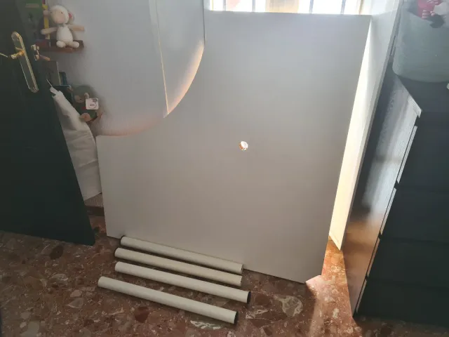 Mesa esquinera Ikea blanca y madera