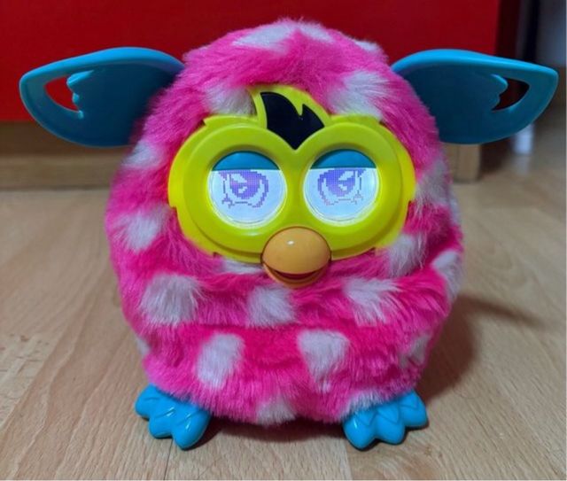 Furby Boom Rosa com Lunares Brancos Interativo