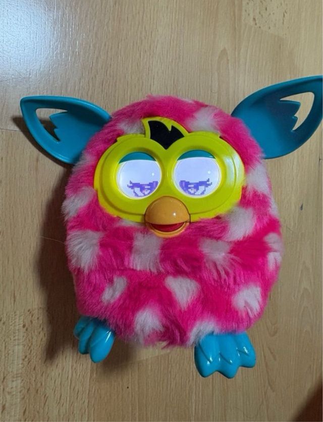 Furby Boom Rosa com Lunares Brancos Interativo