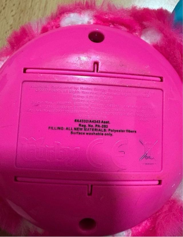 Furby Boom Rosa com Lunares Brancos Interativo