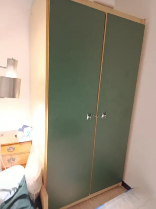 Armario verde con puertas y tiradores