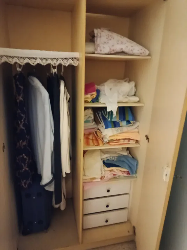 Armario verde con puertas y tiradores