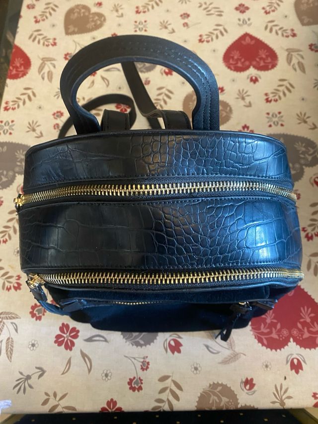 Mochila negra efecto piel cocodrilo