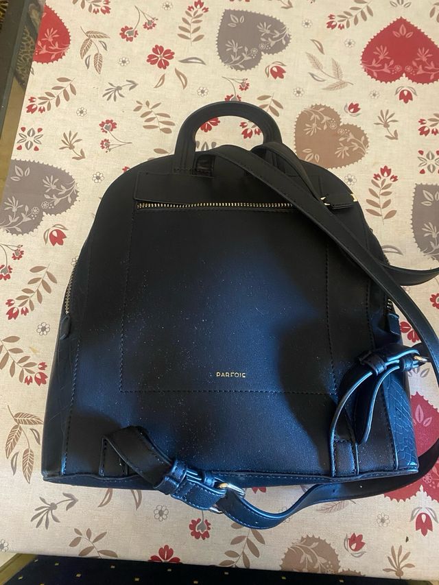 Mochila negra efecto piel cocodrilo