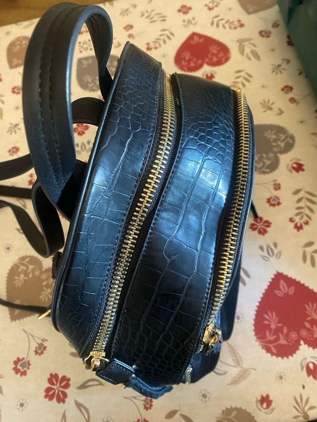 Mochila negra efecto piel cocodrilo