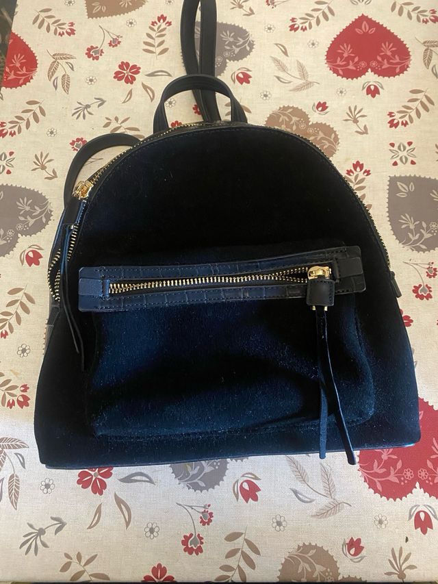 Mochila negra efecto piel cocodrilo