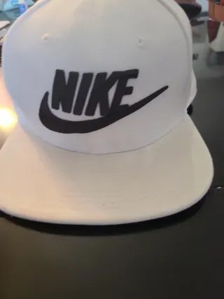 Cappello Nike bianco con logo nero