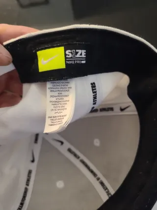 Cappello Nike bianco con logo nero