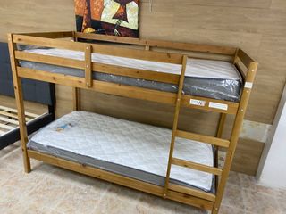 Litera de madera con colchones
