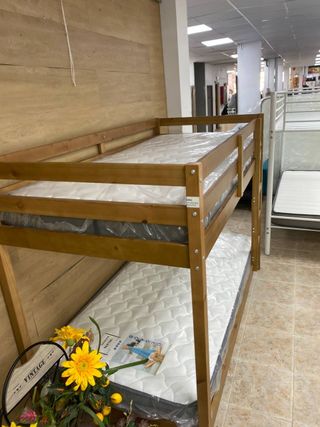 Litera de madera con colchones
