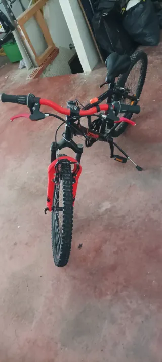 Bicicleta B'TWIN de 24 pulgadas para arreglar.