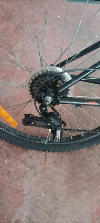 Bicicleta B'TWIN de 24 pulgadas para arreglar.