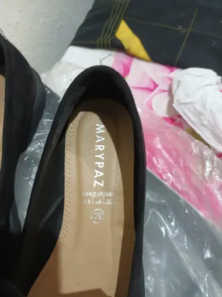 Zapatos negros de chica con flecos