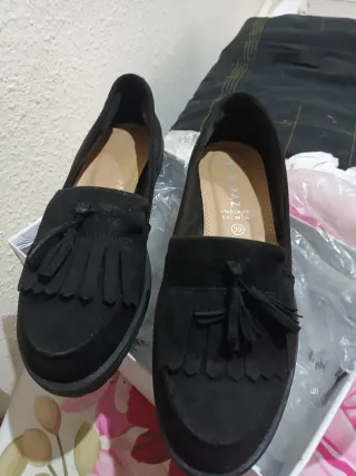 Zapatos negros de chica con flecos