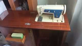 Máquina de coser Singer con armario