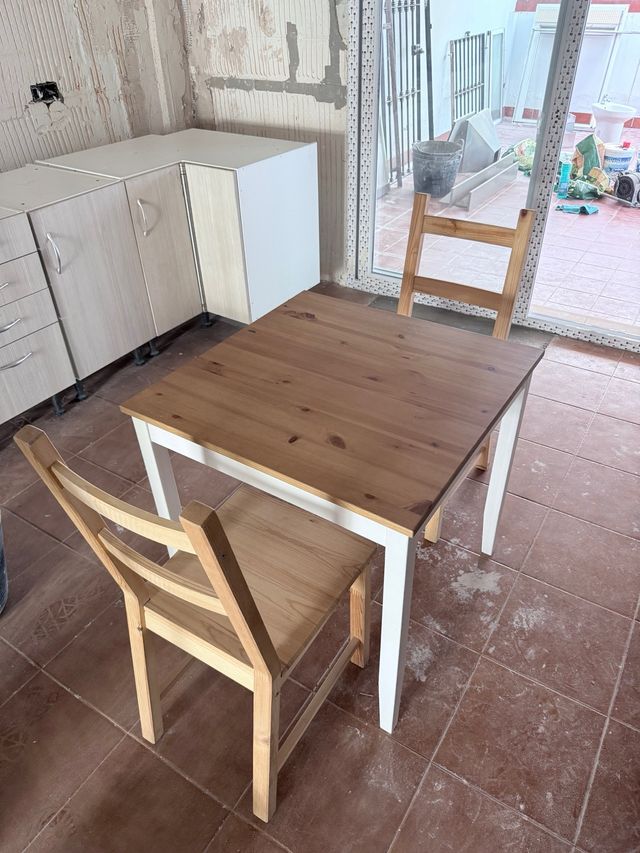 Mesa de comedor de madera