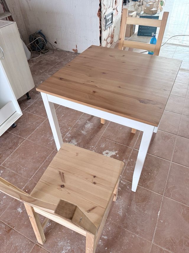 Mesa de comedor de madera