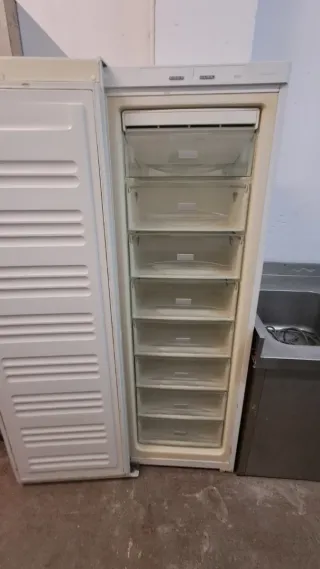 Congelador vertical blanco