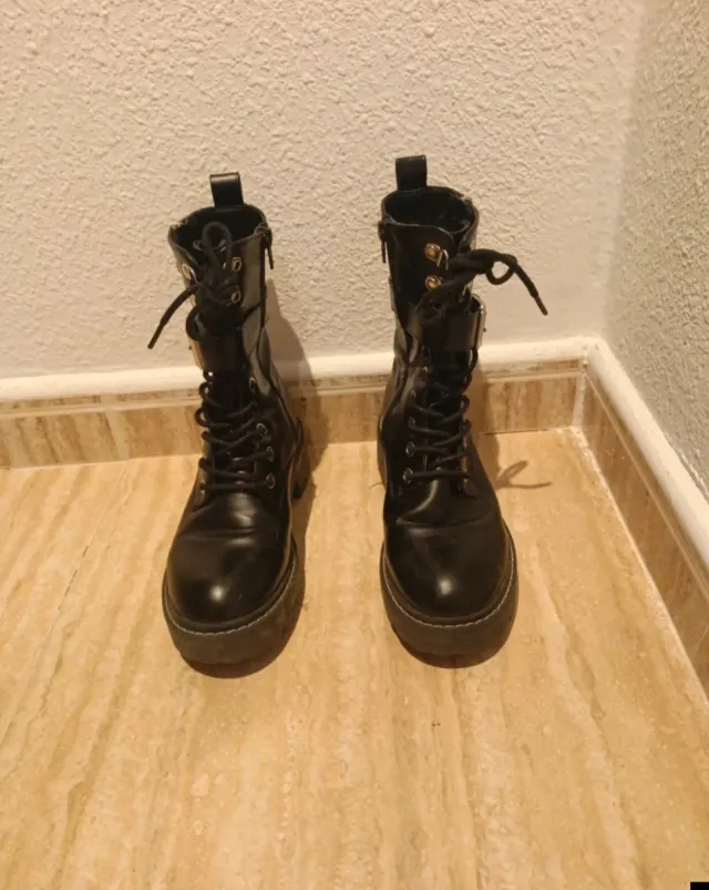 Botas negras con cordones y cremallera.   Inside