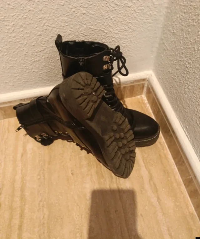 Botas negras con cordones y cremallera.   Inside