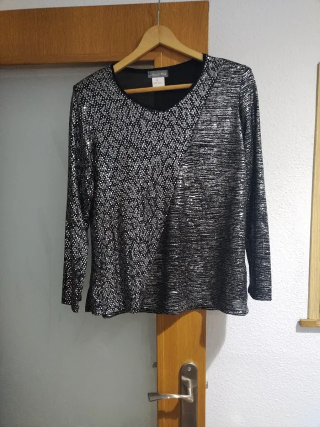 Blusa brillante plateada y negra