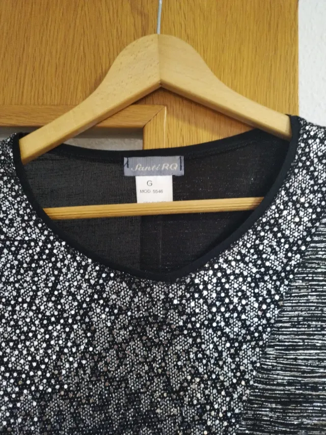 Blusa brillante plateada y negra