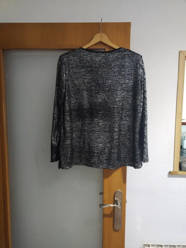 Blusa brillante plateada y negra