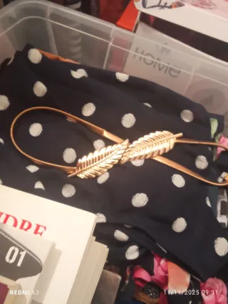 Cinturón dorado con diseño de hojas