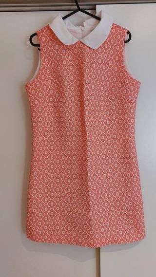 Vestido corto salmón con cuello blanco