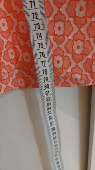 Vestido corto salmón con cuello blanco