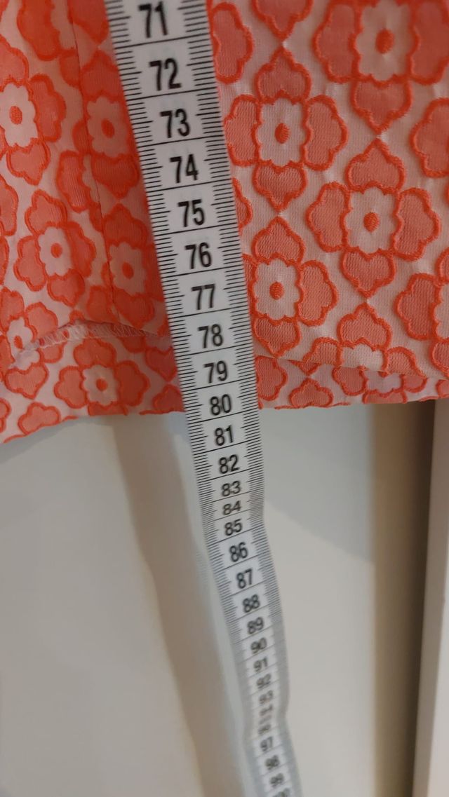 Vestido corto salmón con cuello blanco