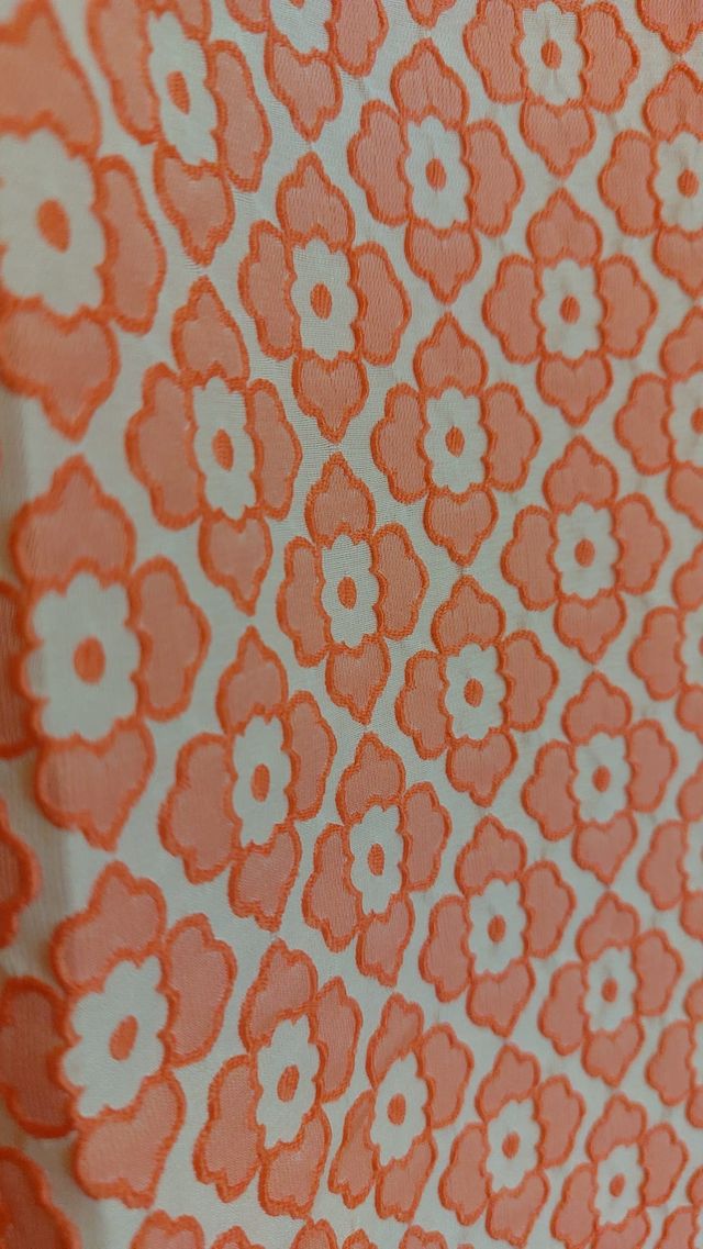 Vestido corto salmón con cuello blanco