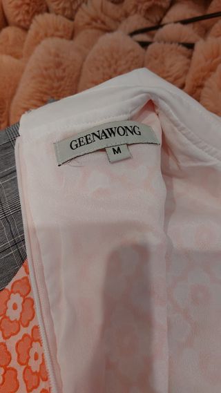 Vestido corto salmón con cuello blanco